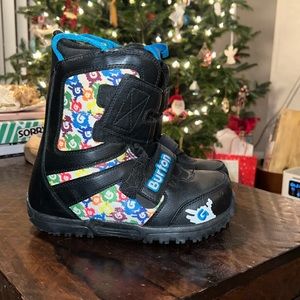 EUC Kids Burton Snowboarding Boots 🏂 Size 4